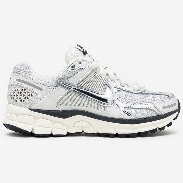NIKE ZOOM VOMERO 5 GRIS PLATEADO