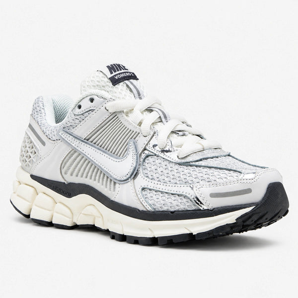 NIKE ZOOM VOMERO 5 GRIS PLATEADO