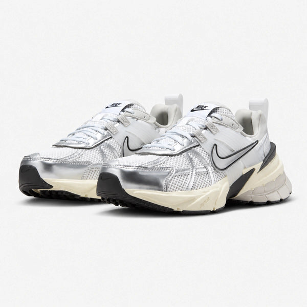 NIKE V2K RUN Plateado