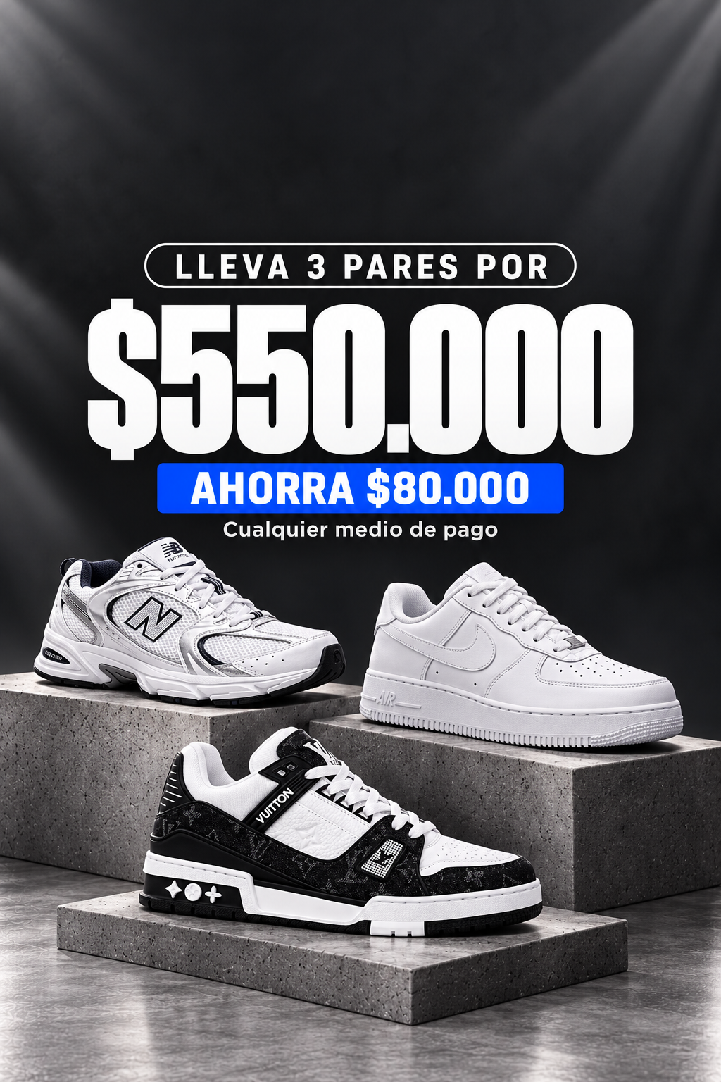 Lleva 3 pares por $550.000. Ahorra $80.000 con cualquier medio de pago. Tres referencias de tenis sobre pedestales grises.